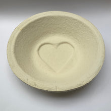 Load image into Gallery viewer, Round Heart Recycled Wood Pulp Bread Mould / Brotform / Banneton
